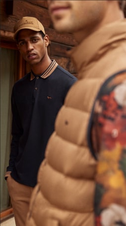 Imagen de dos hombres sonriendo, usando ropa de la marca HARMONT & BLAINE. HARMONT & BLAINE