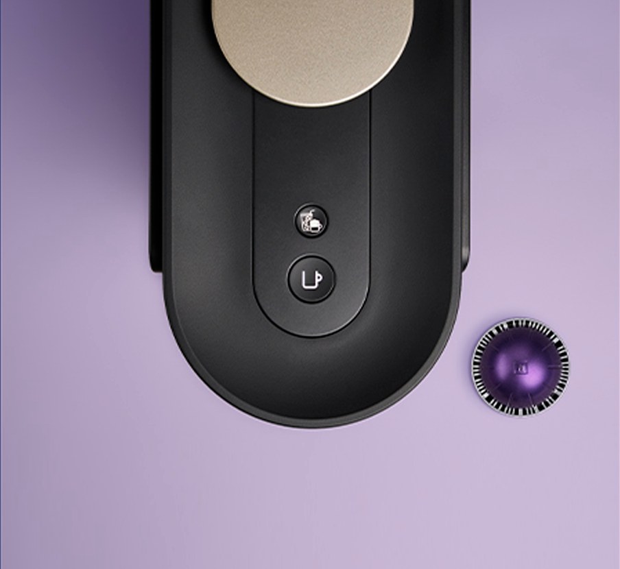 Imagen de una cafetera negra de la marca NESPRESSO
