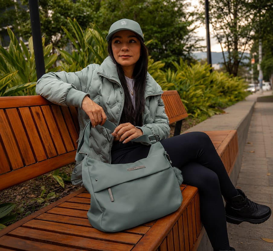 imagen de mujer con bolso verdes de la marca TOTTO