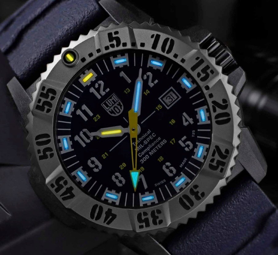 imagen de reloj con numerales y manecillas fluorescentes, luminox