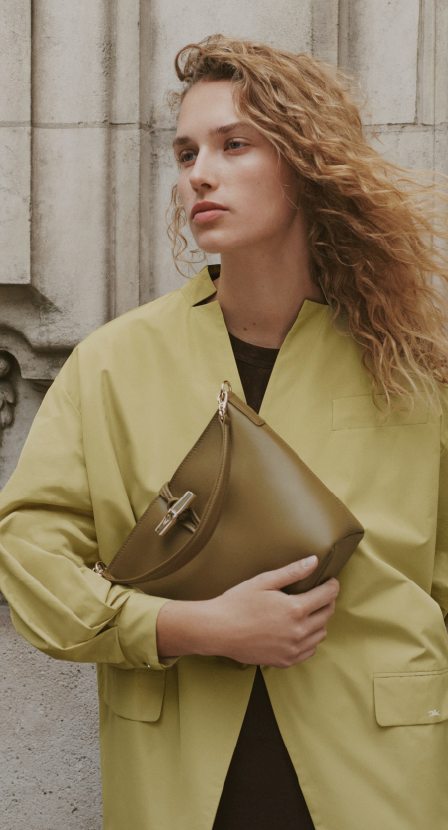 Imagen mujer con chamarra y bolso verde  LONGCHAMP