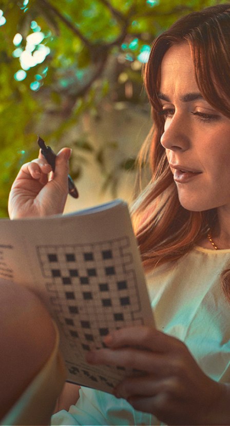 Imagen de una mujer con boligrafo negro de la marca MONTBLANC