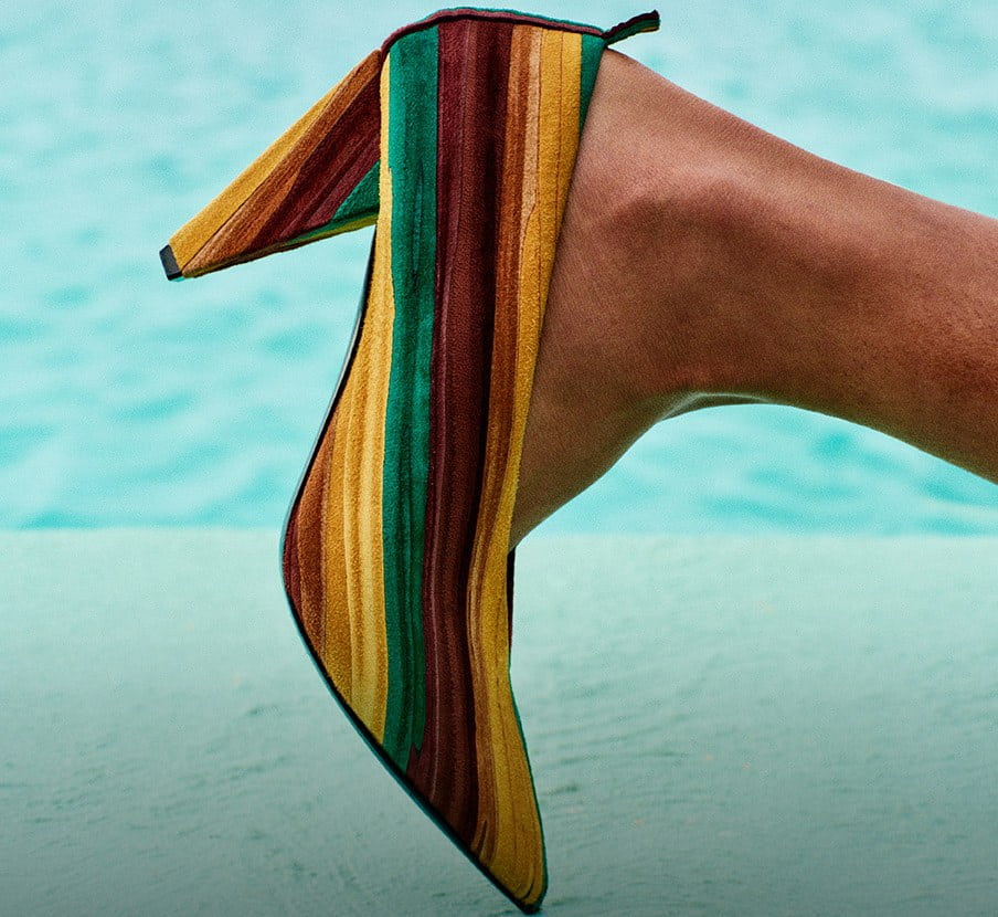 imagen de una zapatilla color verde  de la marca LOEWE