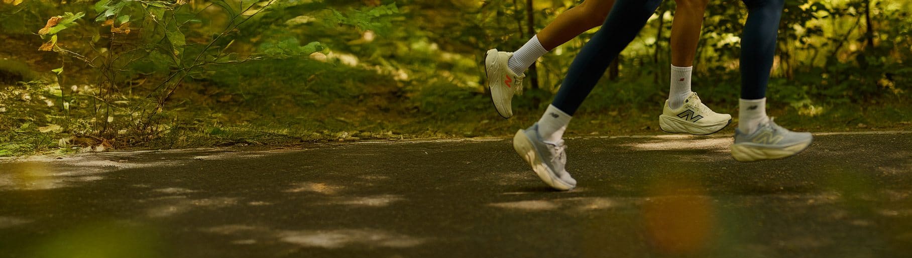 imagen de mujer y hombre con tenis blancos de la marca Renovacion