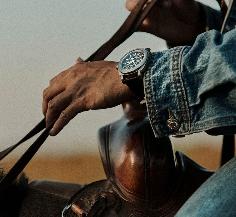imagen de hombre con ropa azul de mezclilla y reloj la marca INGERSOLL