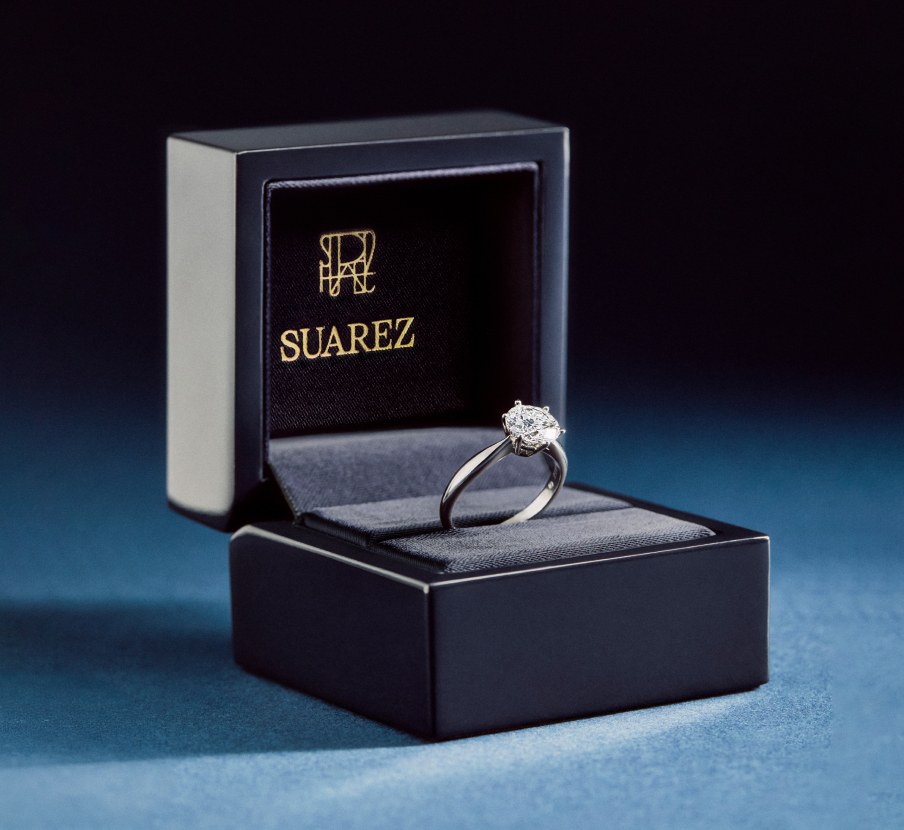 Imagen de anillo de Compromiso plateado con diamante en caja negra de la marca SUAREZ