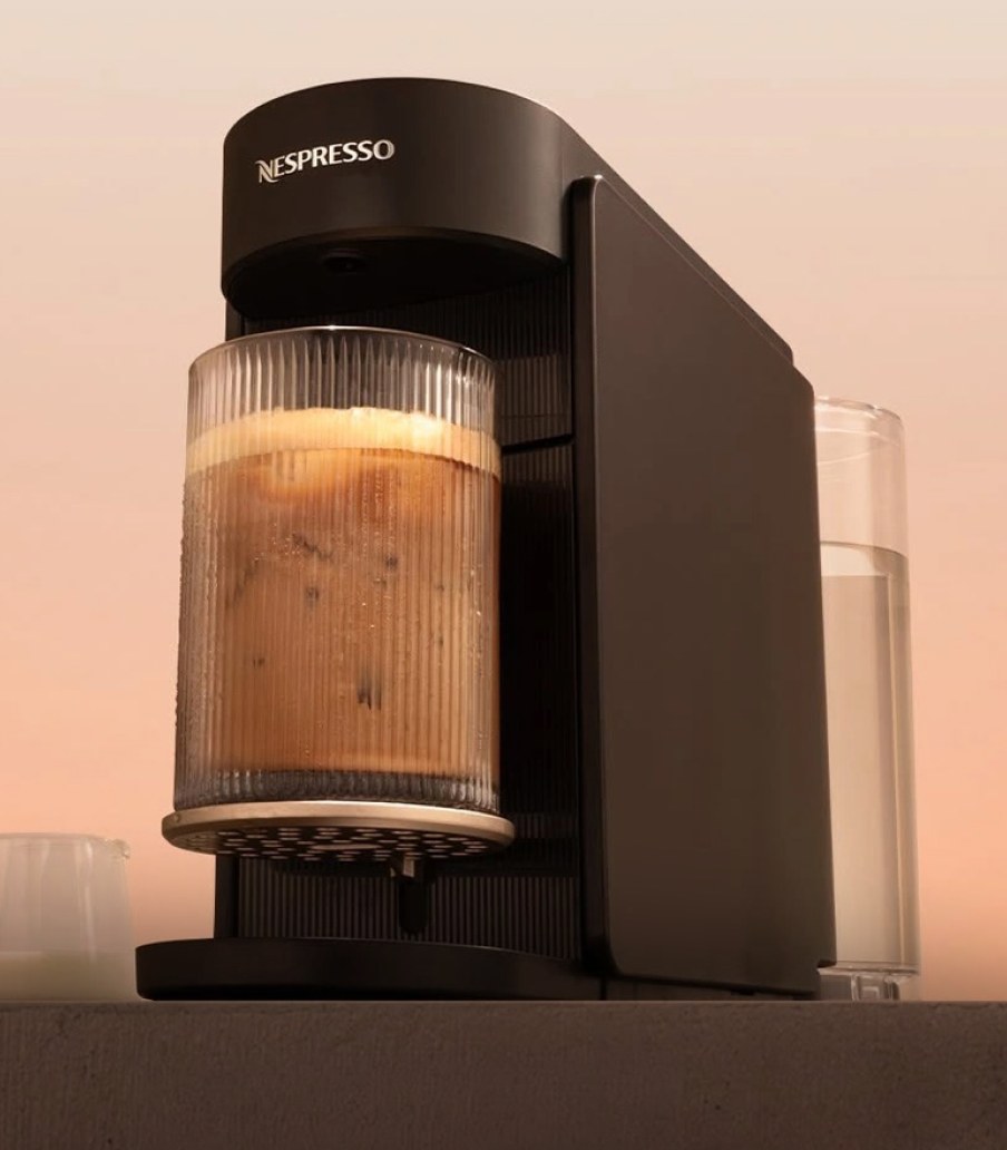 imagen de una cafetera de color negra de la marca NESPRESSO