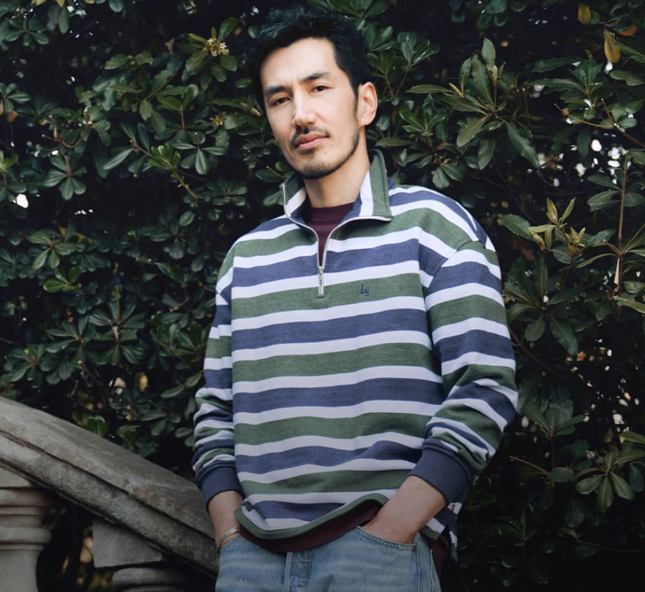 imagen de hombre con playera de rayas de la marca LEVI's