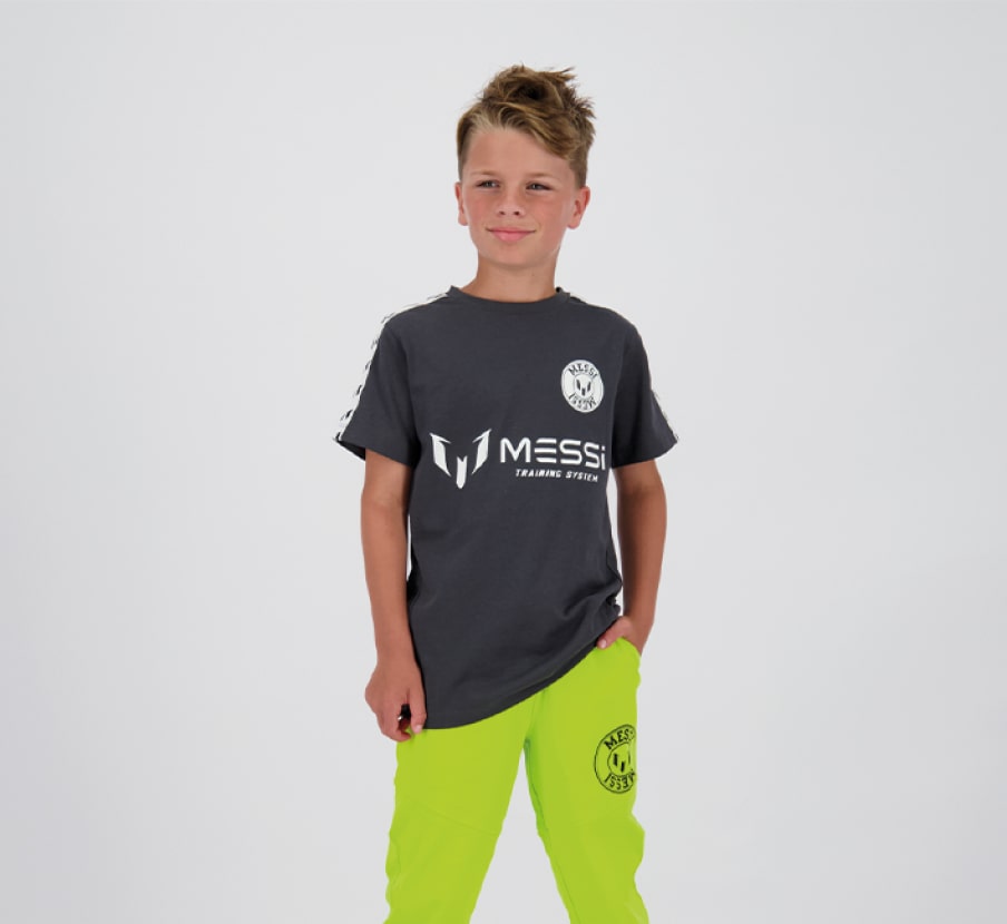 Imagen de niño con playera negra y pantalon verde, KIDS