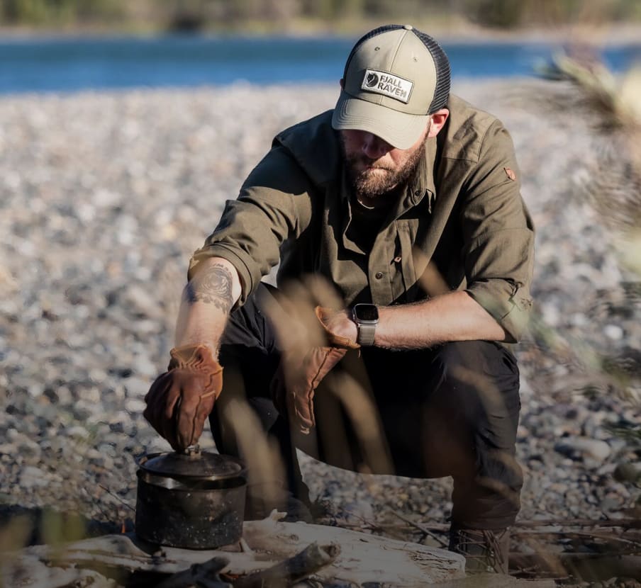 imagen de hombre encendiendo una fogata, fjallraven