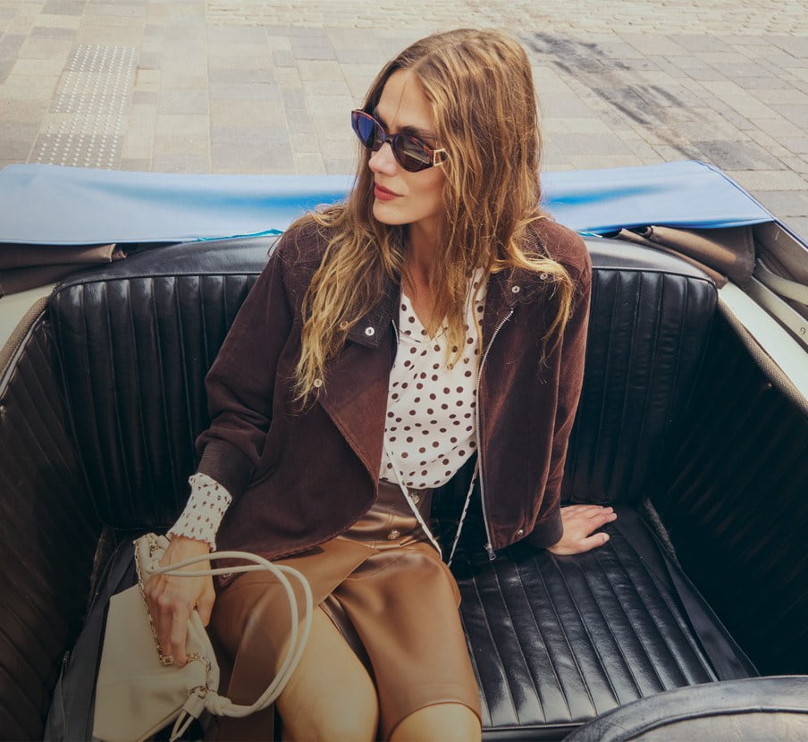 Imagen de mujer con ropa cafe  de la marca JULIO