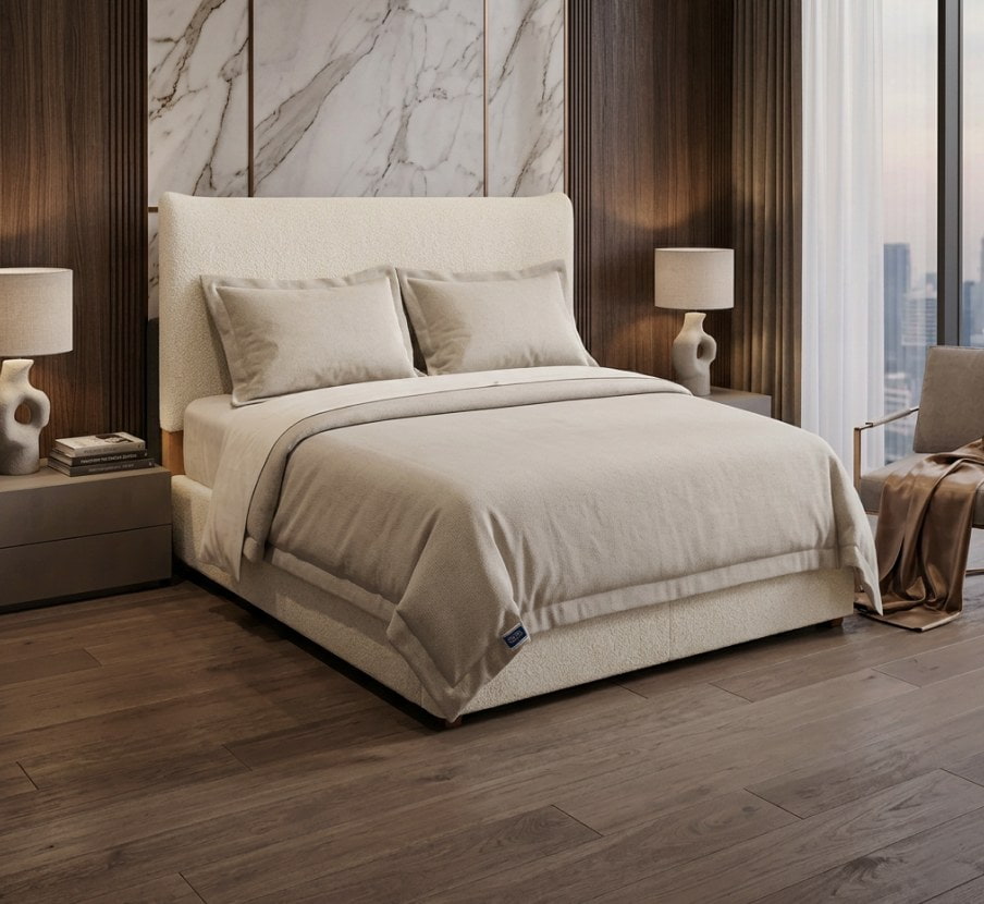 imagen de cama con colcha y ropa de color hueso de la marca VIOLANTI