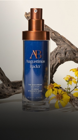 Imagen be b otella azul con tapa color cobre de la marca augustus bader. CLEAN & GREEN