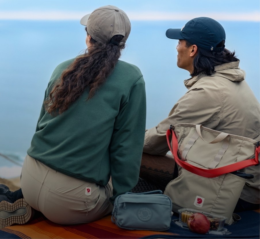 imagen de hombre y mujer fjallraven