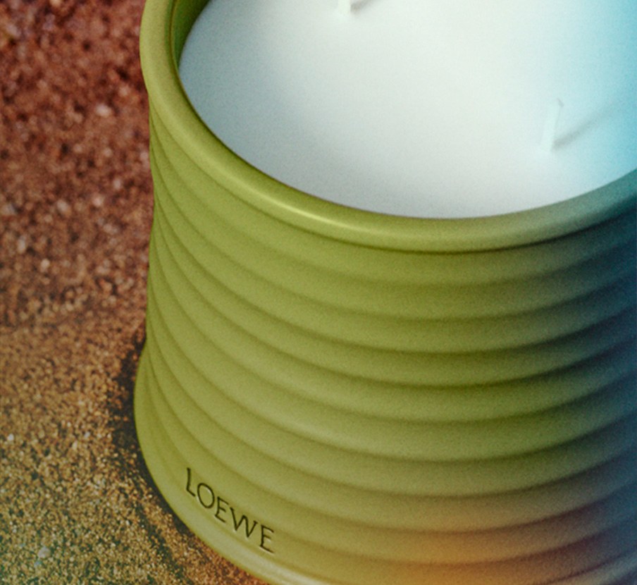 imagen de veladora verde con blanco de la marca LOEWE