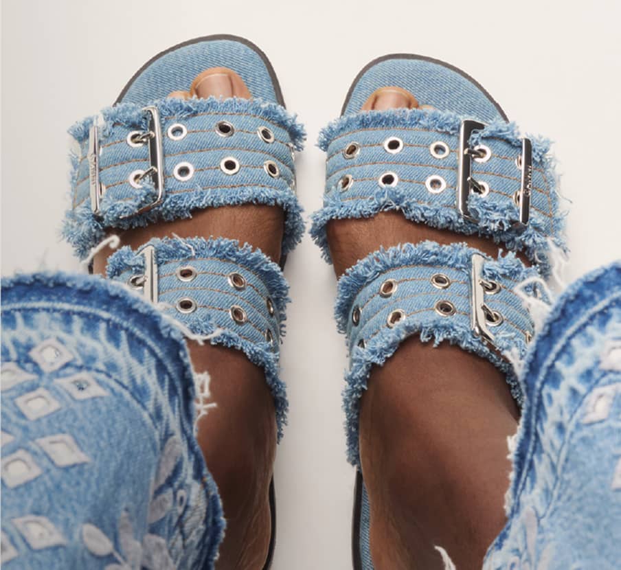 imagen de par de sandalias de mezclilla azul de la marca GANNI