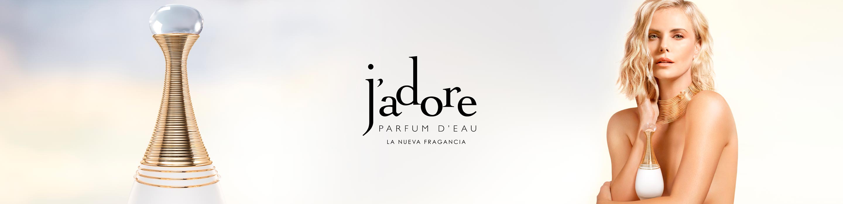 Imagen de una mujer lleva un collar de color dorado, los brazos cubriendo su pecho, en medio de su pecho y brazos un frasco de perfume J'Adore de la marca DIOR. DIOR