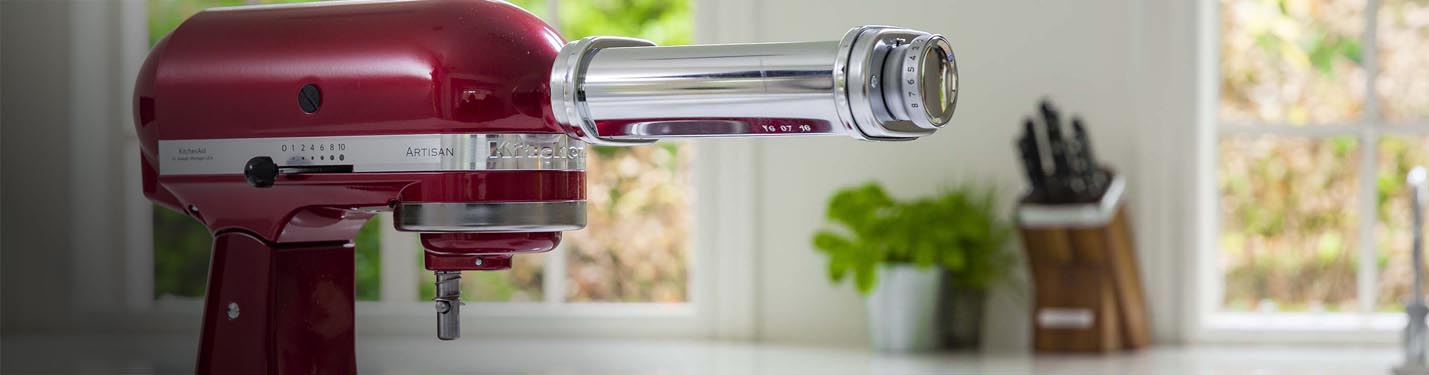 Imagen de una batidora de la marca KITCHEN AID con un accesorio. KITCHEN AID