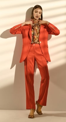 mujer con traje naranja de vestir. ROBERTO-VERINO