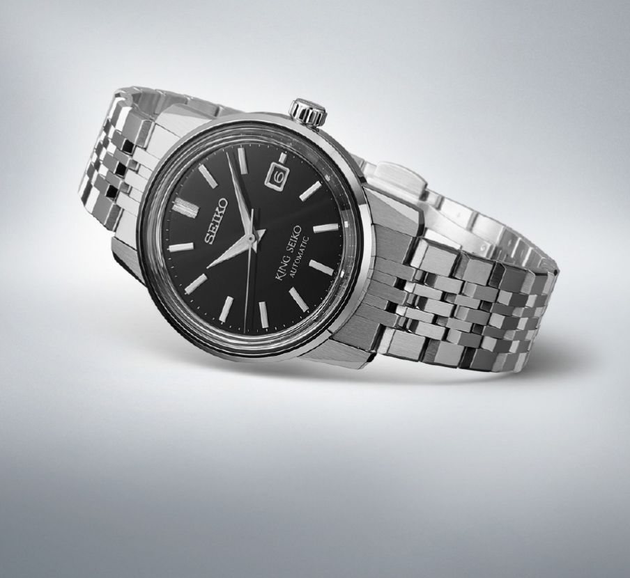 imagen de relojo plateado con caratula negra SEIKO