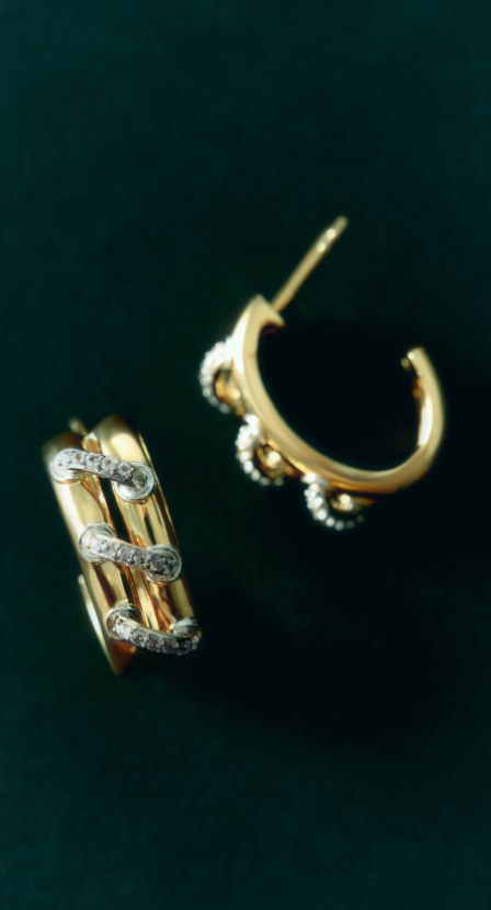 imagen de par de aretes dorados de la marca aristocrazy