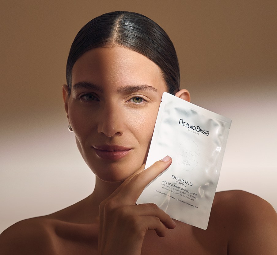 imagen de mujer con mascarilla de la marca NATURA BISSÉ 