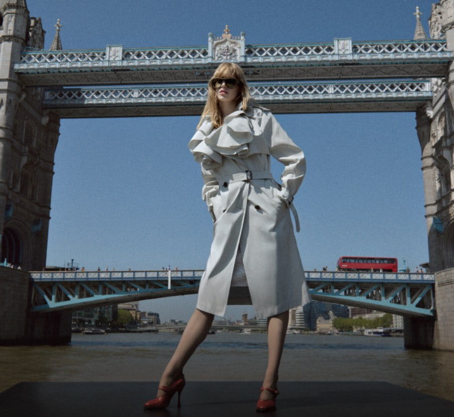 Imagen de mujer con gabardina blanca de la marca BURBERRY