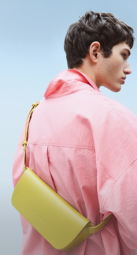 Imagen de un bolso color negro , ADOLFO DOMÍNGUEZ