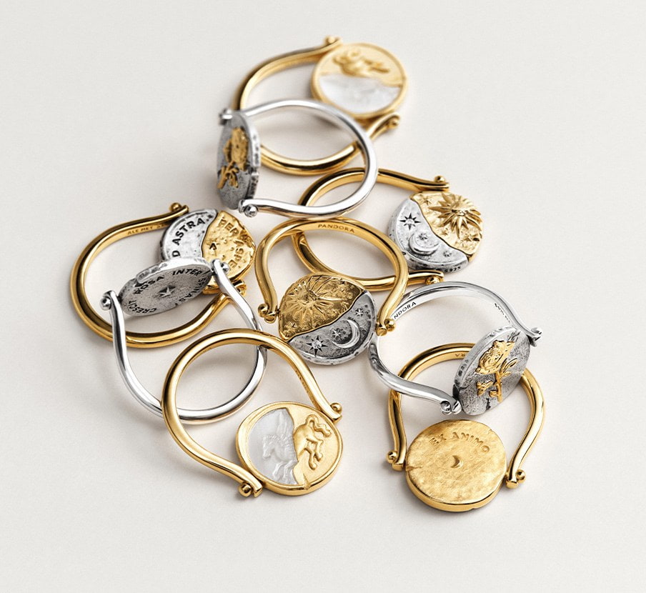imagen de anillos dorados y plateados de la marca PANDORA