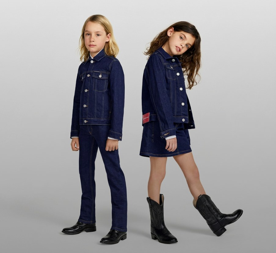 imagen de niña y niño con ropa de mezclilla color azul de la marca CALVIN KLEIN