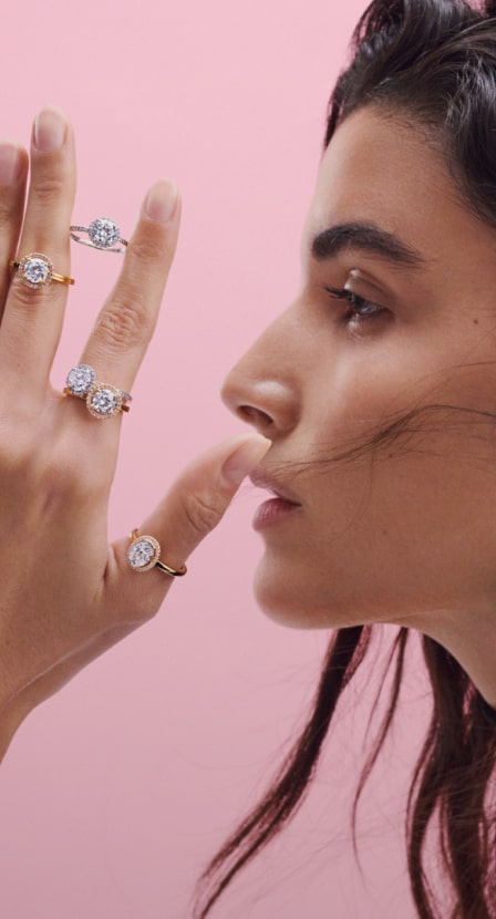 imagen de mujer con anillos de la marca PANDORA