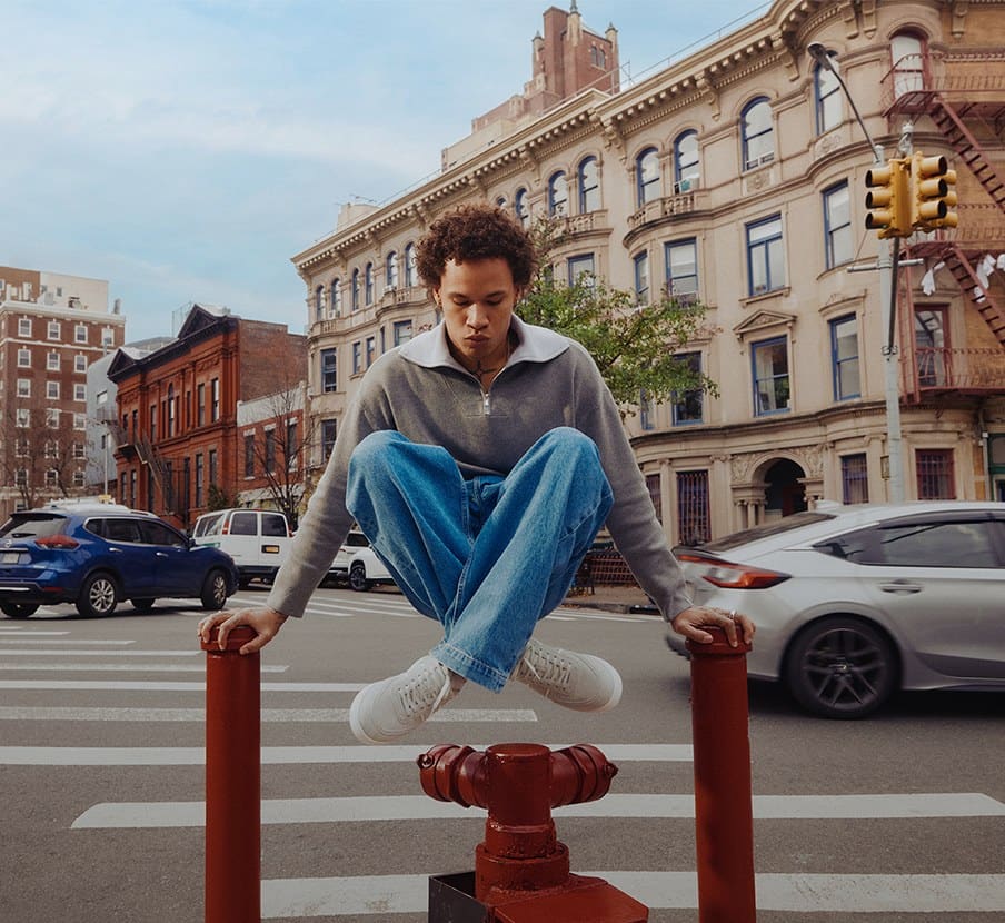Imagen de hombre con pantalon azul y sueter gris