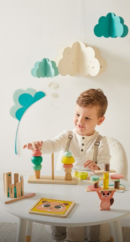 imagen de niño con juguetes de madera