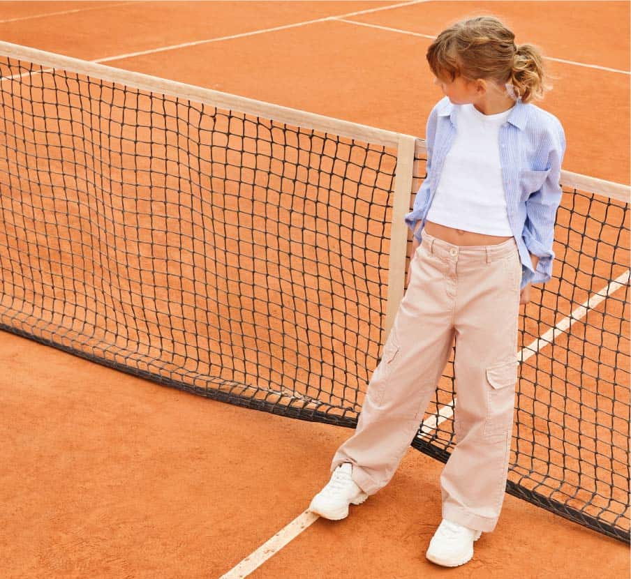 imagen de niña en canccha de tenis con ropa de la marca IDO