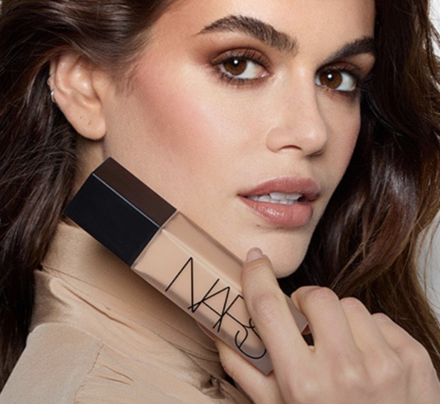 imagen de una mujer sosteniendo un producto de la marca NARS