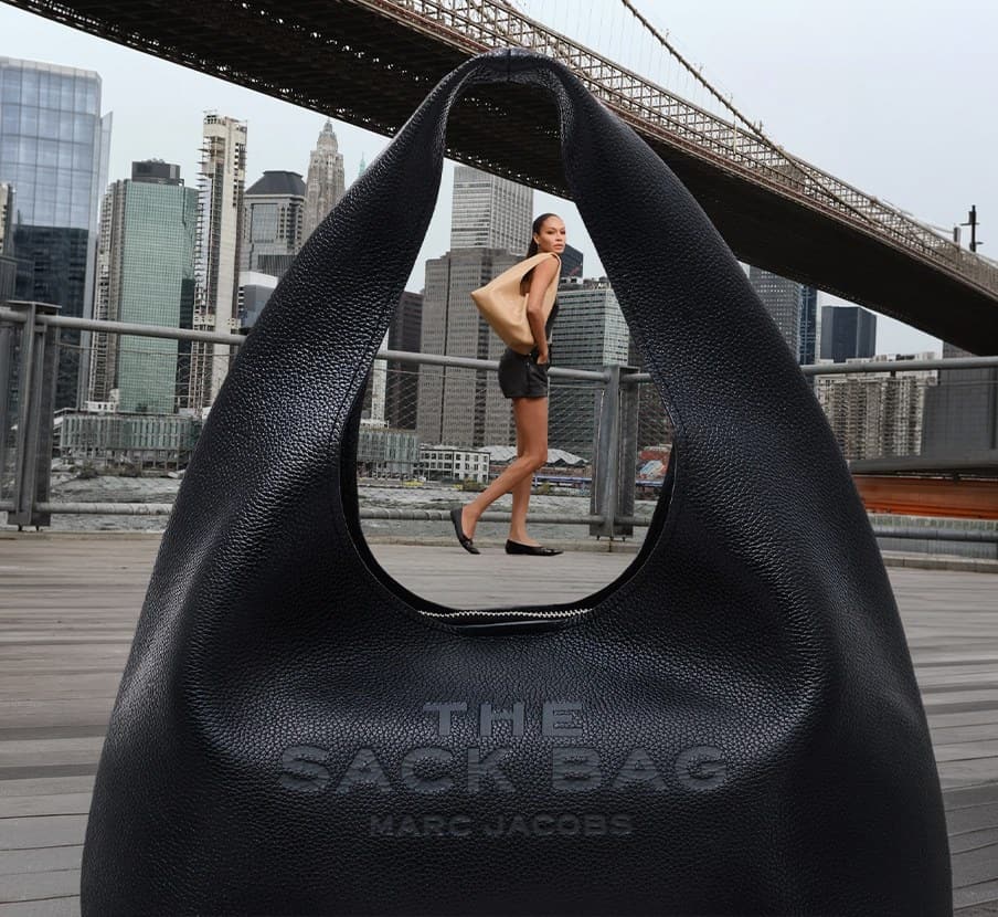 imagen de bolso color negro de la marca MARC JACOBS
