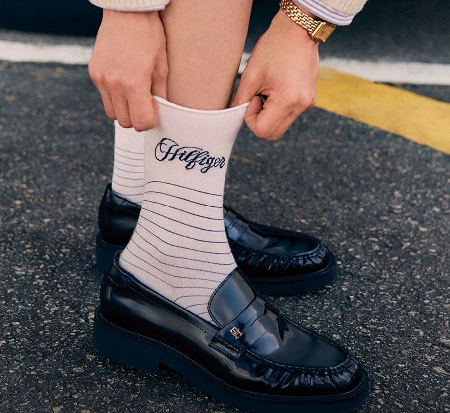 zapato negro de la marca TOMMY HILFIGER.