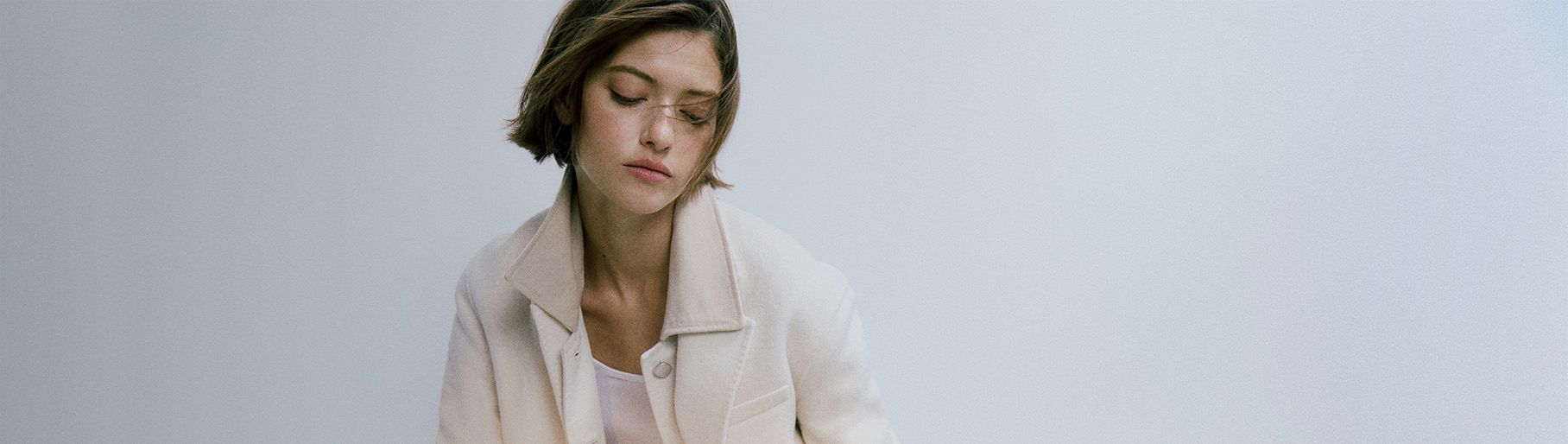 imagen de mujer con saco blanco de la marca RAG & BONE