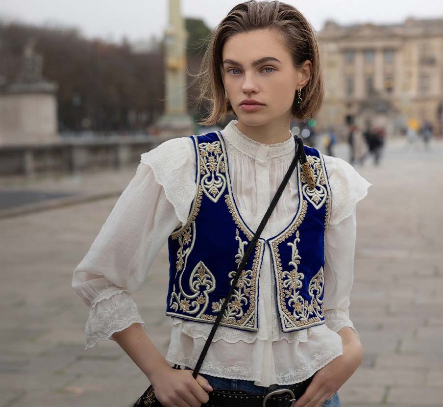 Imagen de mujer usando blusa blanca y claeco royal color azul con dorado, RAPSODIA