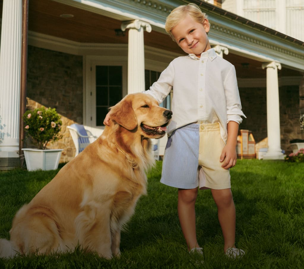 niño con chamarra cafe