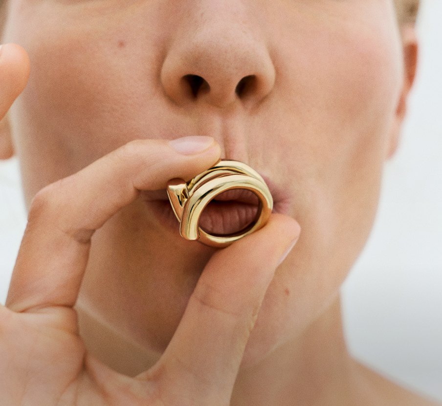 imagen de mujer con anillo dorado de la marca UNO DE 50