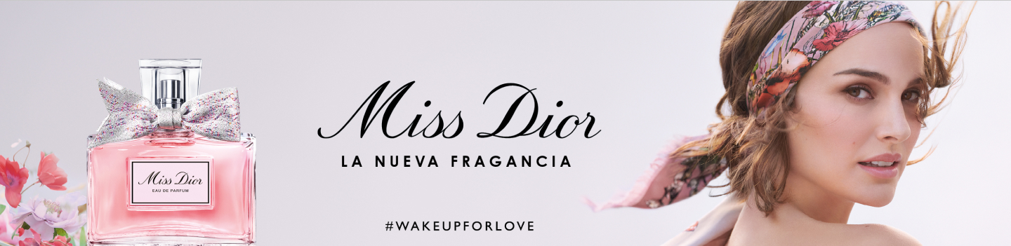 Imagen delrostro de una mujer que usa maquillaje natural, A un lado se observa una botella de perfume Miss Dior de la marca DIOR. DIOR