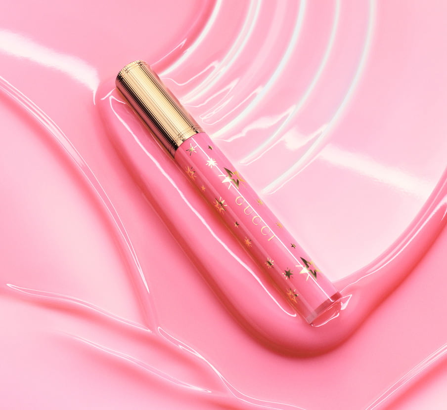 imagen de brillo labila de color rosa con tapa dorada de la marca GUCCI BEAUTY