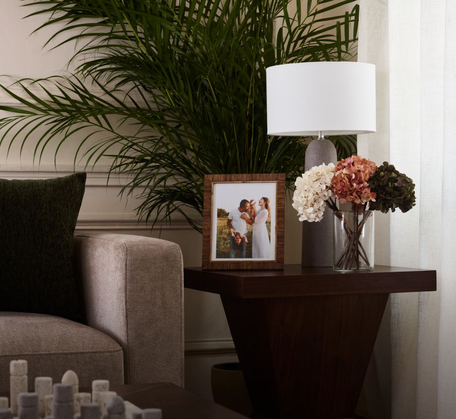 imagen de mesa de sala con decoracion de la marca ROSTAN