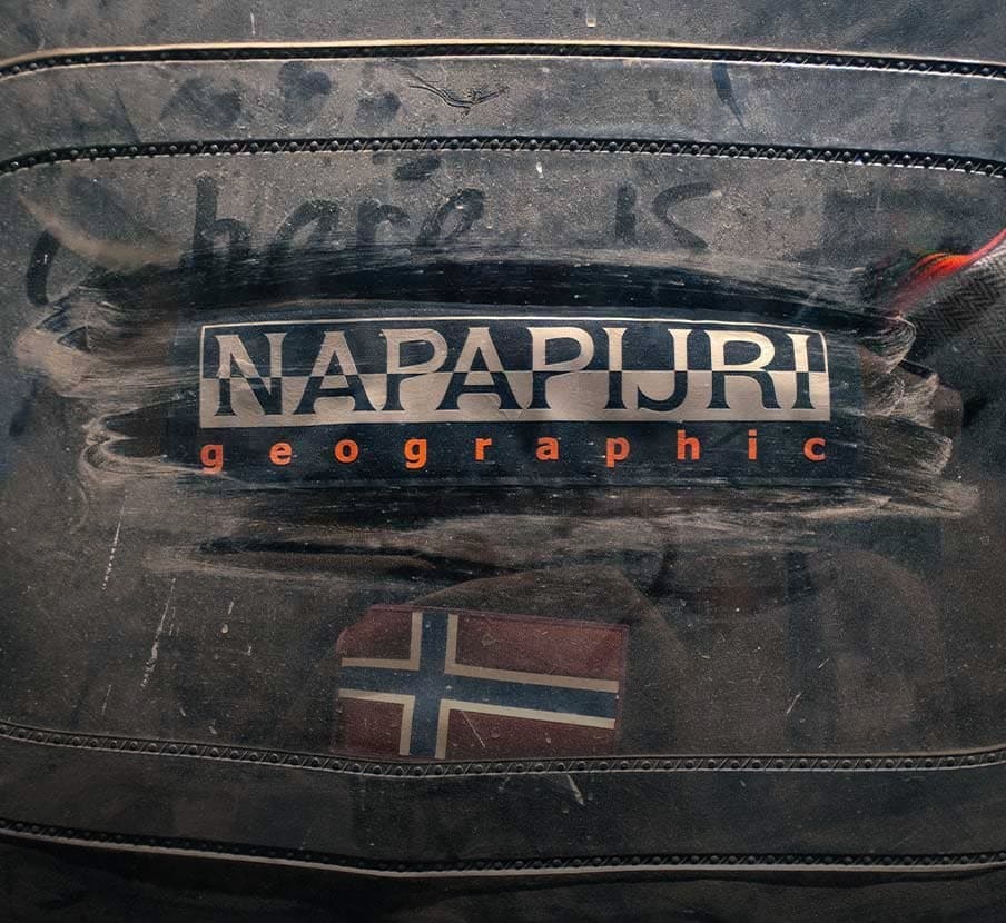 imagen de chamarra de mezclilla de la marca NAPAPIJIRI