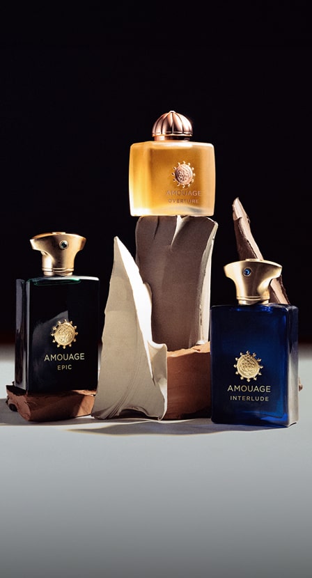 imagen detres botellas de lociones de la marca AMOUAGE