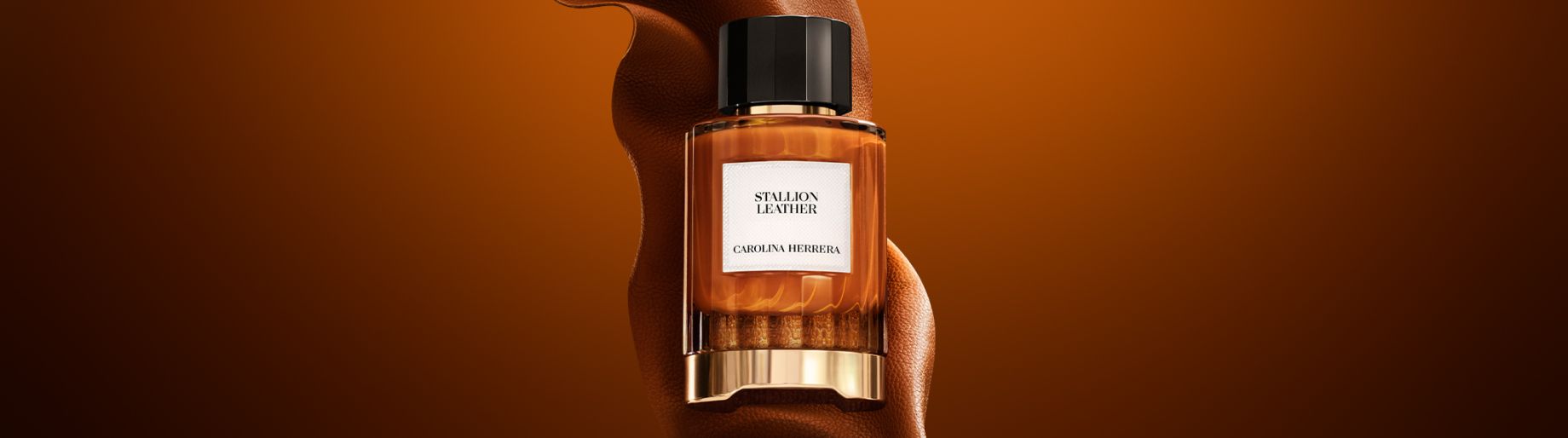 Imagen de perfume cafe con tapa negra en un fondo cafe. CAROLINA HERRERA
