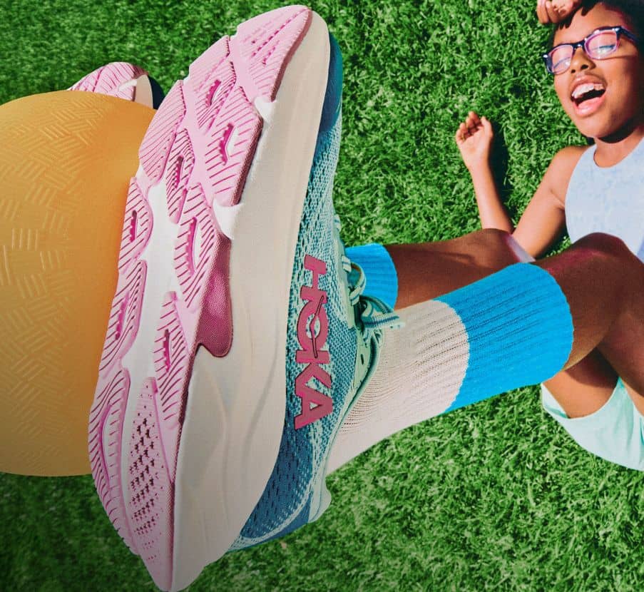 Imagen de niños con  tenis azules con rosa hoka