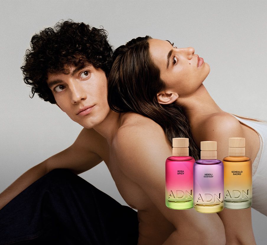 Imagen de hombre y mujer junto a lociones de la marca ADOLFO DOMÍNGUEZ