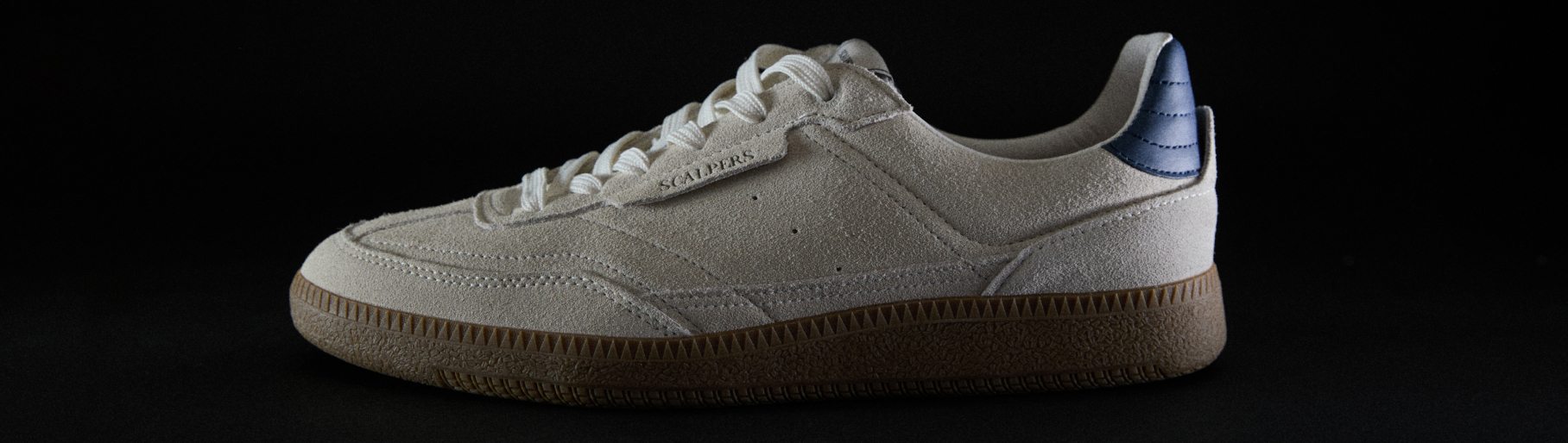 imagen de teni  blanco de la marca SCALPERS 